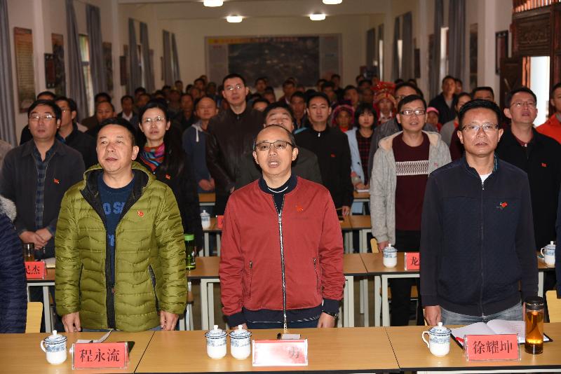 局党组成员与龙武镇干部群众一起唱国歌