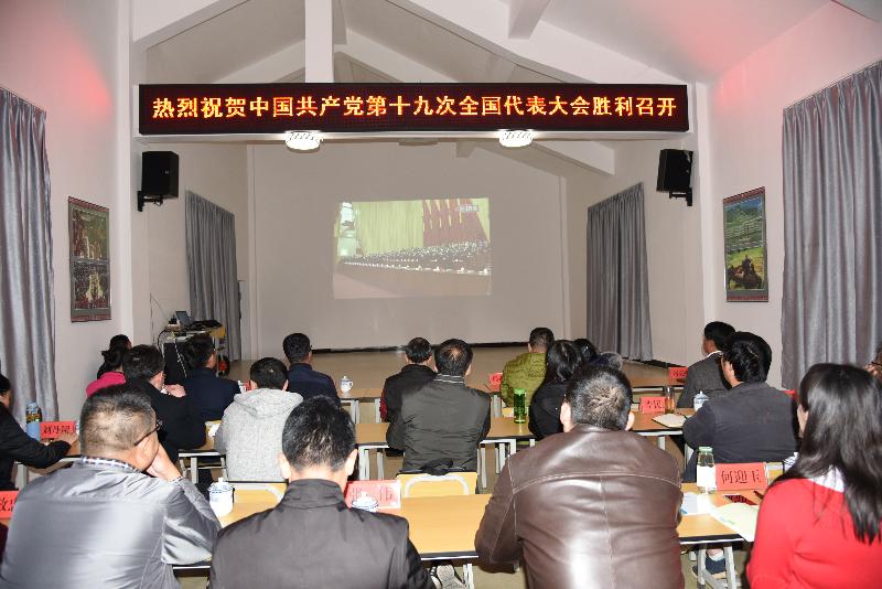 局党组率队赴龙武镇与干部群众一起观看十九大开幕式